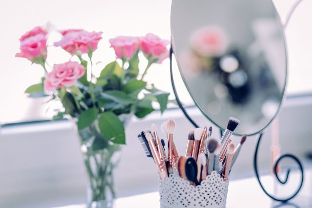 Mirrors for plucking facial hair